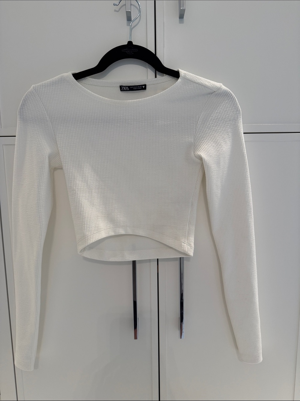 Zara White Ribbed Long-Sleeve Cropped Top. Never worn. Size S.